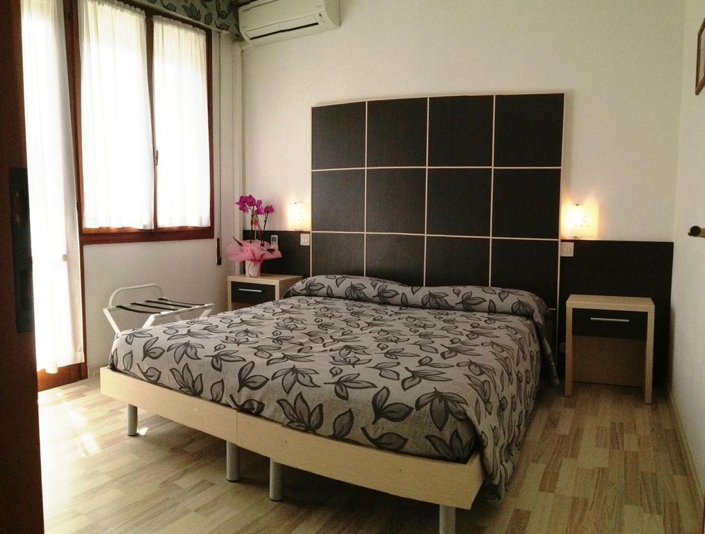Hotel Eden Lignano Sabbiadoro Rum bild